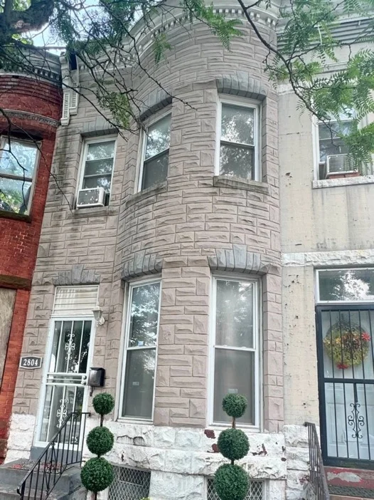 Baltimore row home with old stone facade in need of exterior painting services